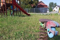 Plac zabaw w Skrzetuszewie ponownie zarósł pokrzywami! Ucierpiały dzieci! Czy koszenie trawy przerasta możliwości sołectwa?
