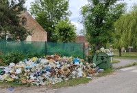 Problem śmieci przy cmentarzach - nie tylko w Gnieźnie