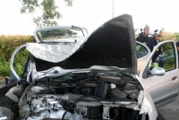 Wypadek między Trzemesznem a Trzemżalem! Auto uderzyło w drzewo