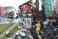 Zderzenie dwóch ciężarówek i osobówki między Gnieznem a Jankowem Dolnym! Cysterna stanęła w ogniu!