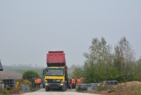 Przy osiedlu Nowe Winiary trwa budowa nawierzchni asfaltowych