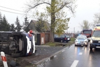 Spektakularny wypadek w Modliszewie! Samochód wypadł z drogi i zniszczył ogrodzenie posesji!