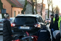 Poważny wypadek w Trzemesznie! Skuter uderzył w samochód osobowy!