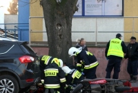 Poważny wypadek w Trzemesznie! Skuter uderzył w samochód osobowy!