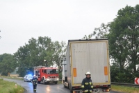 Zderzenie osobówki z ciężarówką w Oborze
