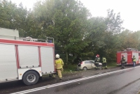 Wypadek z Brzozogaju! Fiat wypadł z drogi i bokiem uderzył w drzewo
