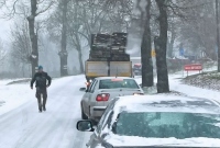 Śnieżny pogrom kierowców! Kilka centymetrów białego puchu sparaliżowało ruch na drogach powiatu