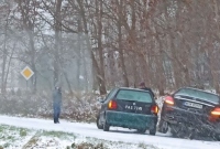 Śnieżny pogrom kierowców! Kilka centymetrów białego puchu sparaliżowało ruch na drogach powiatu