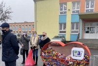 Ekologiczne i charytatywne serca na nakrętki pojawiły się w Gnieźnie