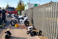 Wypadek na al. Reymonta! Motocyklista po zderzeniu z samochodem uderzył w ogrodzenie