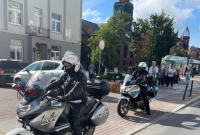 Policjanci na motocyklach pilnowali bezpieczeństwa dzieci
