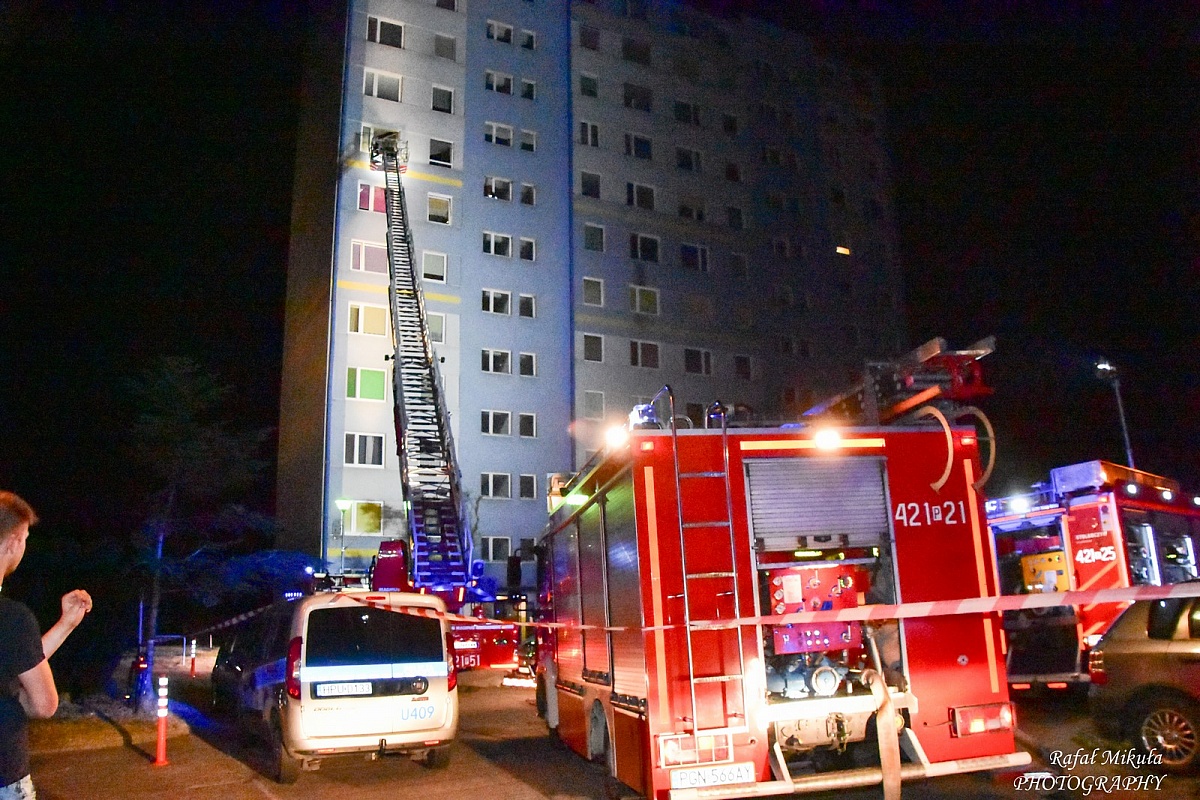 Pożar w wieżowcu na os. W. Łokietka w Gnieźnie! Dwie osoby w szpitalu!