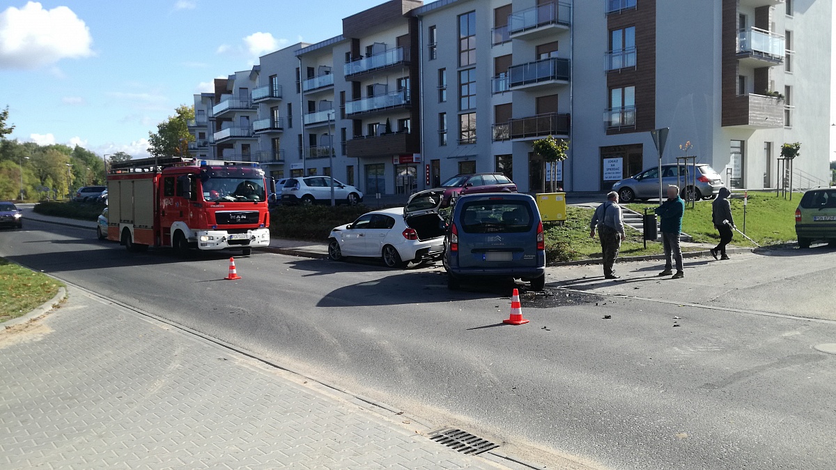 Zderzenie dwóch samochodów na ul. Orzeszkowej w Gnieźnie