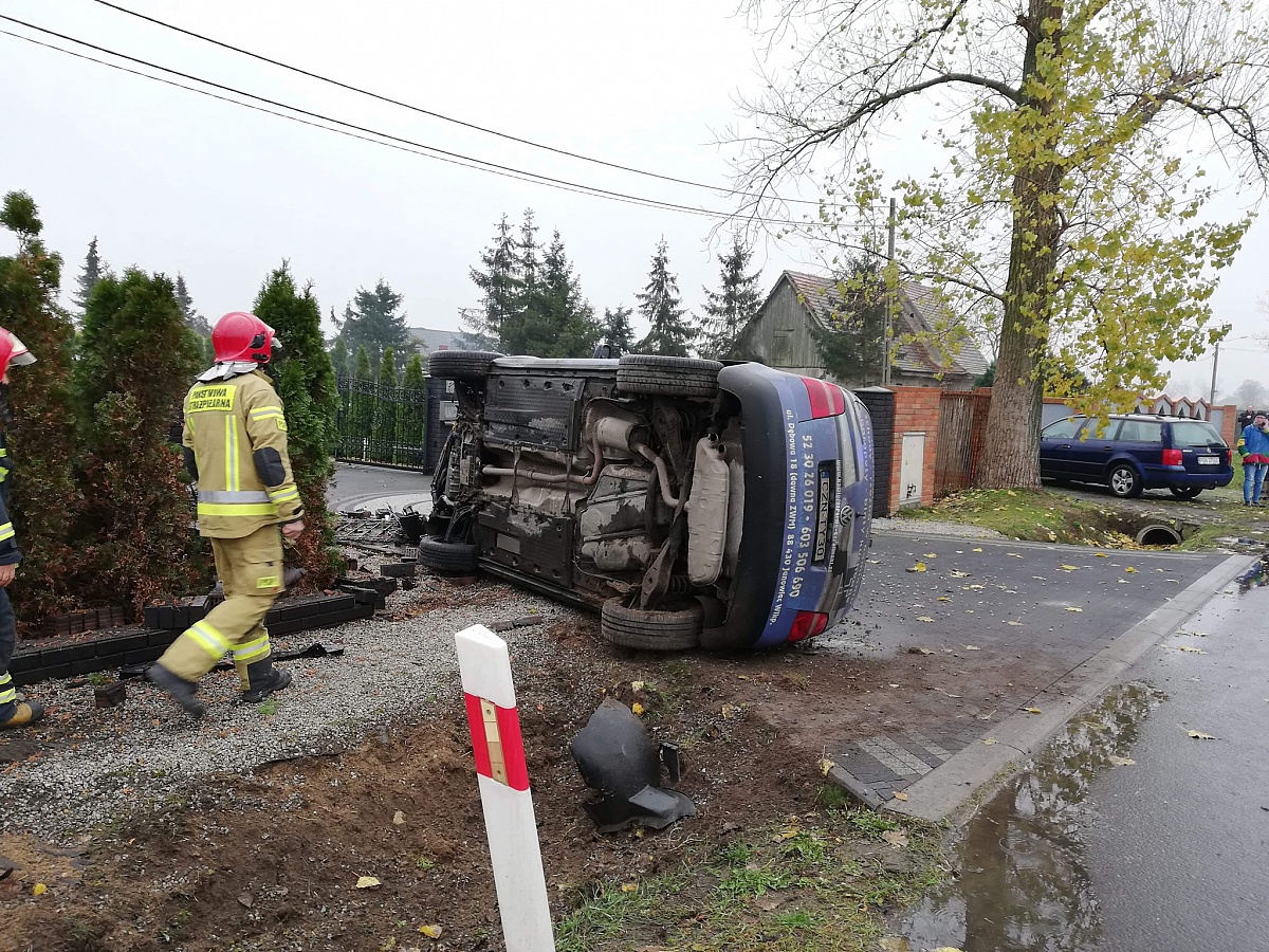 Spektakularny wypadek w Modliszewie! Samochód wypadł z drogi i zniszczył ogrodzenie posesji!