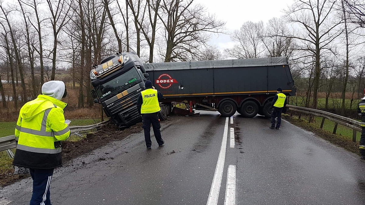 Ciężarówka zablokowała drogę w Działyniu