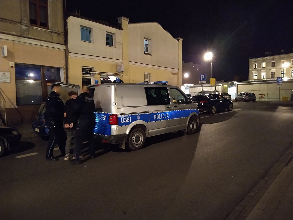 Obywatelskie zatrzymanie w centrum Gniezna! Nastolatek ukradł kobiecie torebkę