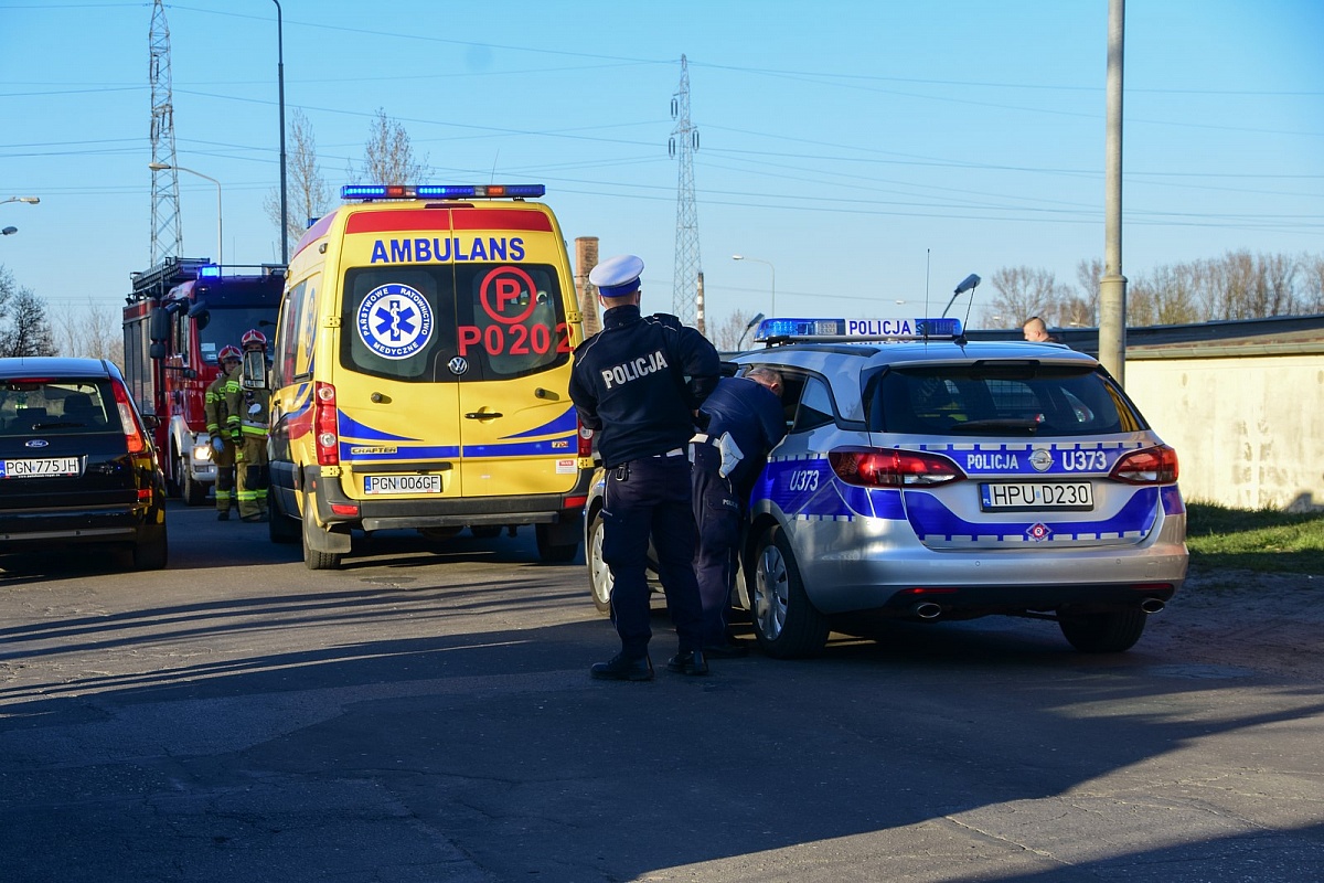 Wypadek na os. Piastowskim! Kobieta kierująca Peugeotem uszkodziła 3 zaparkowane samochody