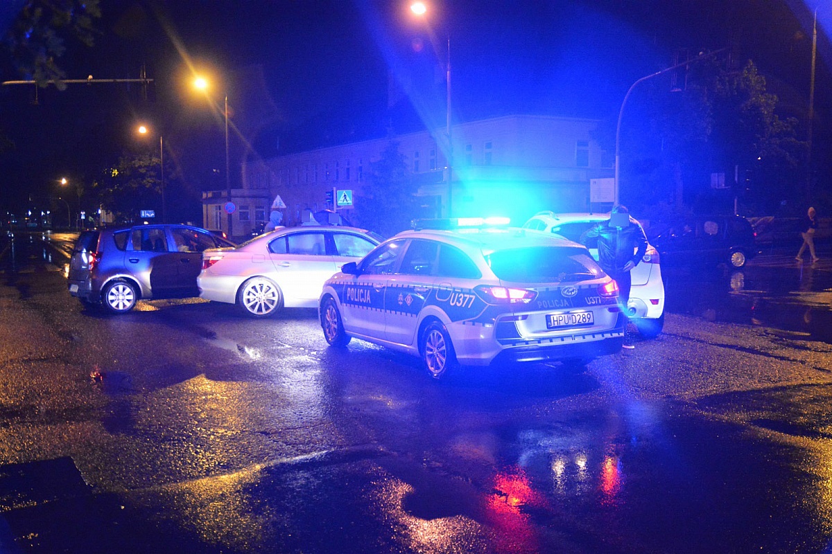 Zderzenie trzech samochodów w centrum Gniezna