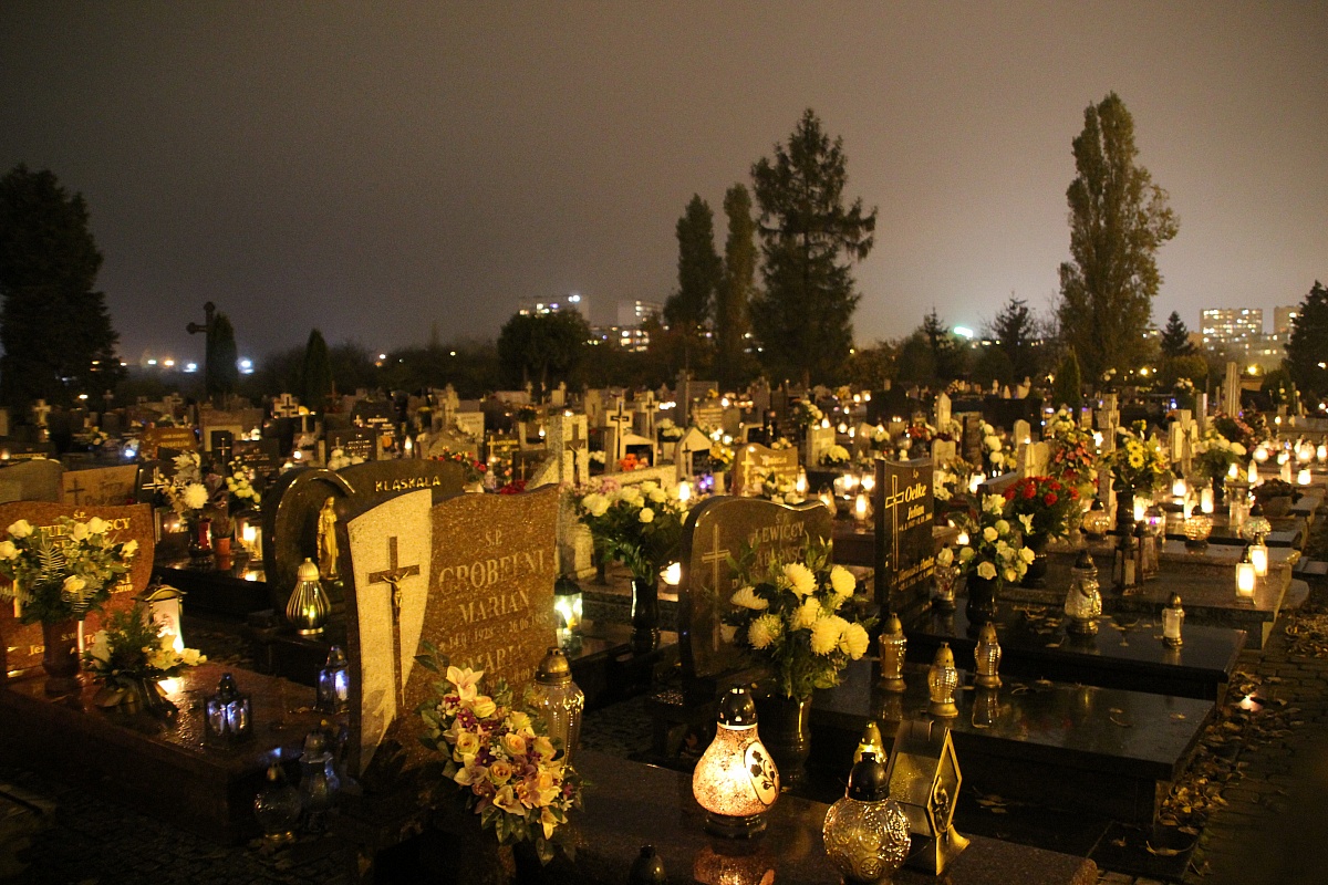 Gnieźnieńskie cmentarze wieczorem