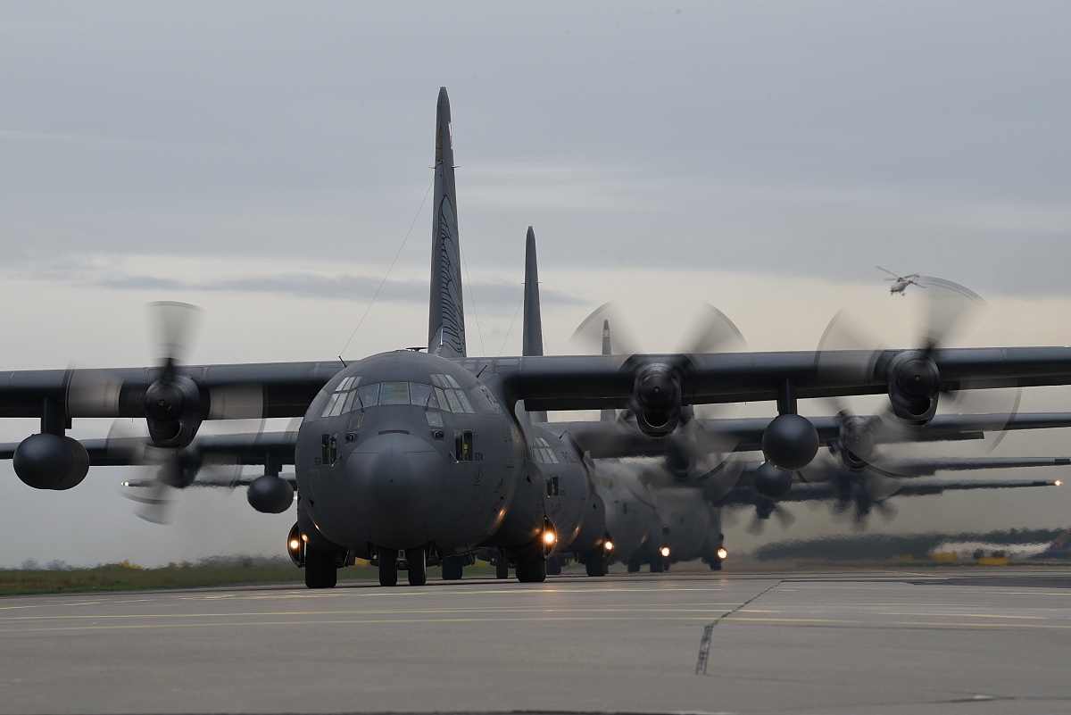 15 rotacja amerykańskich lotników w Powidzu zakończona zawodami w precyzyjnym lądowaniu i zrzucie ładunków