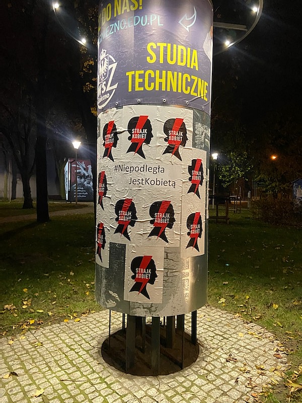 Plakaty Strajku Kobiet na wszystkich słupach ogłoszeniowych w Gnieźnie!