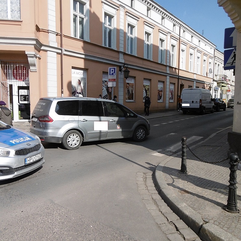 Policjanci zatrzymali prawo jazdy taksówkarzowi, który w centrum Gniezna potrącił 59-letnią kobietę