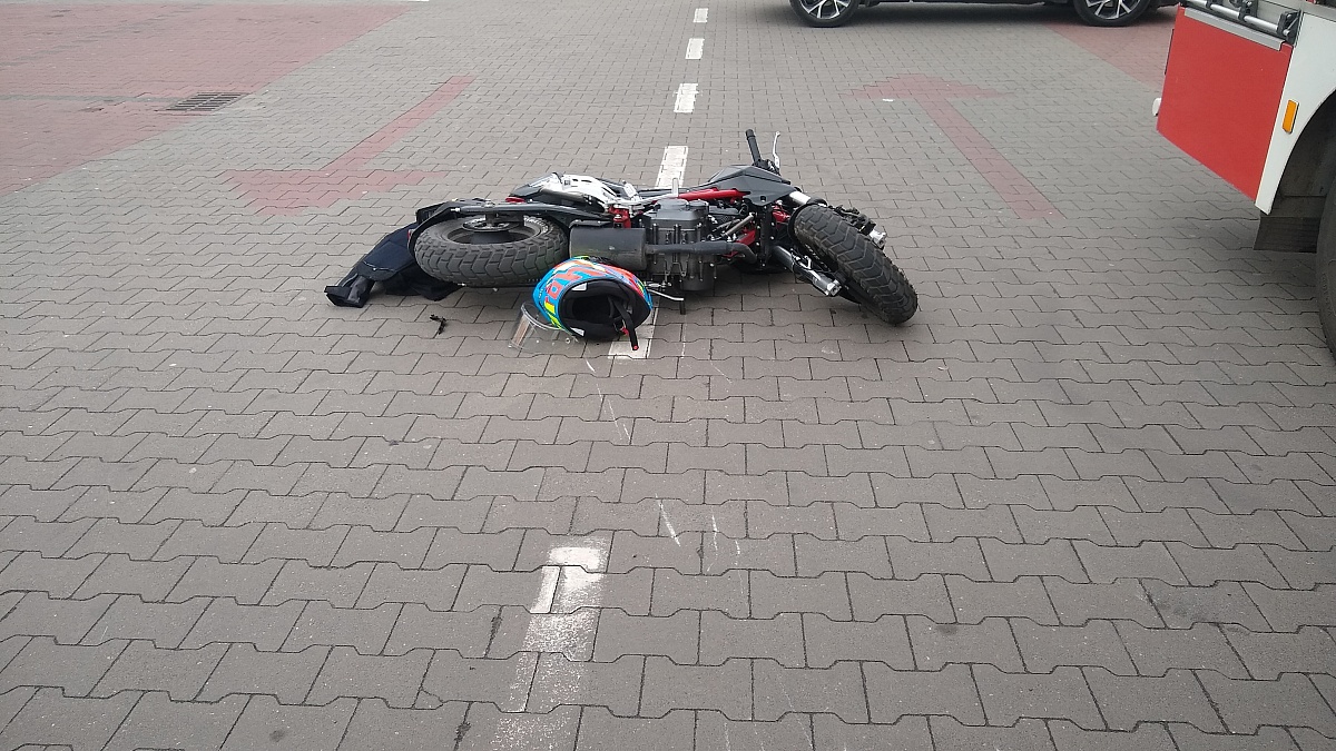 Zderzenie motocyklisty z samochodem osobowym na parkingu przy Kauflandzie