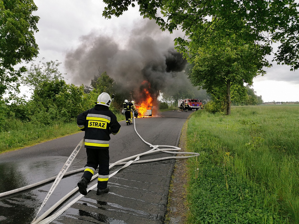 Pożar samochodu między Kłeckiem a Karniszewem