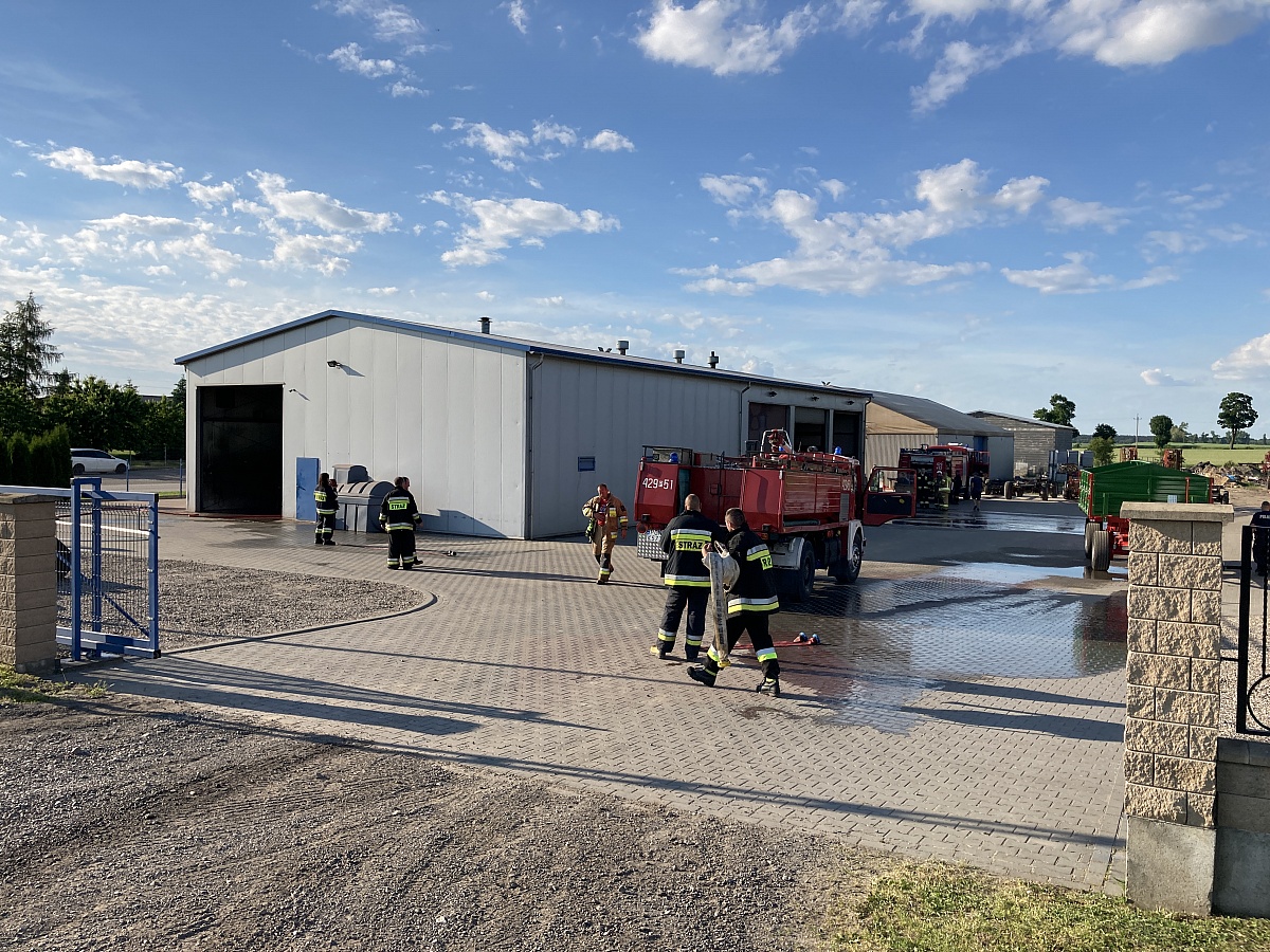 Pożar hali w Łopiennie! W akcji strażacy z dwóch powiatów!