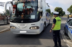 Policjanci drogówki z Gniezna sprawdzają autobusy