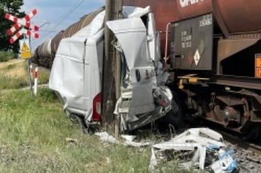 Wypadek na przejeździe kolejowym w Gnieźnie! Bus zderzył się z pociągiem towarowym