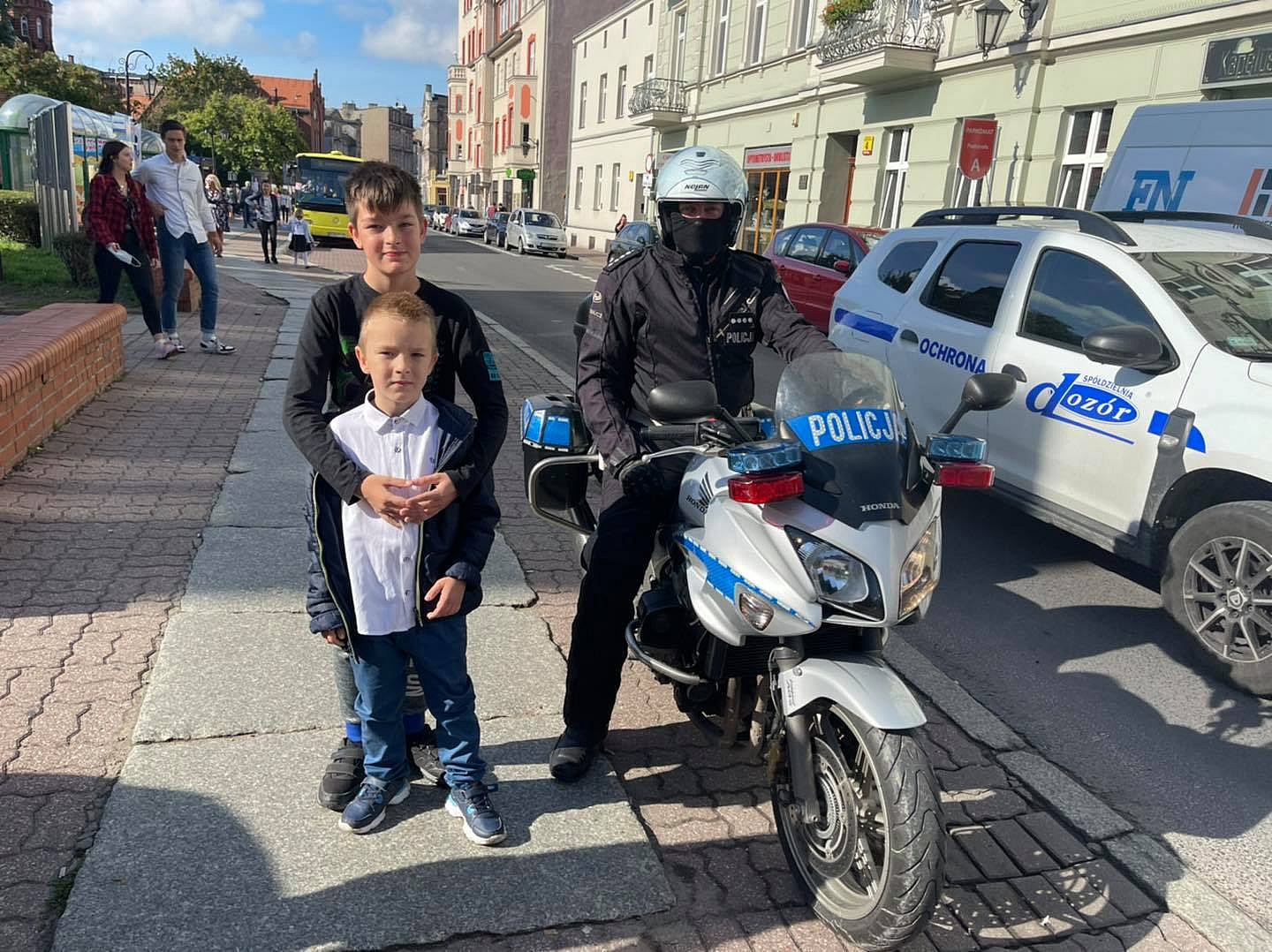 Policjanci na motocyklach pilnowali bezpieczeństwa dzieci