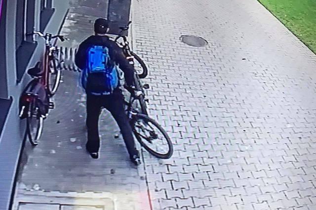 Skradziono rower! Złodziej miał charakterystyczny plecak