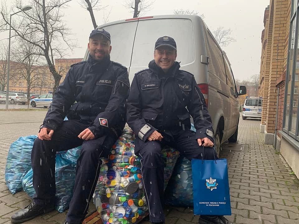 Policjanci z Poznania przekazali Damianowi zebrane nakrętki