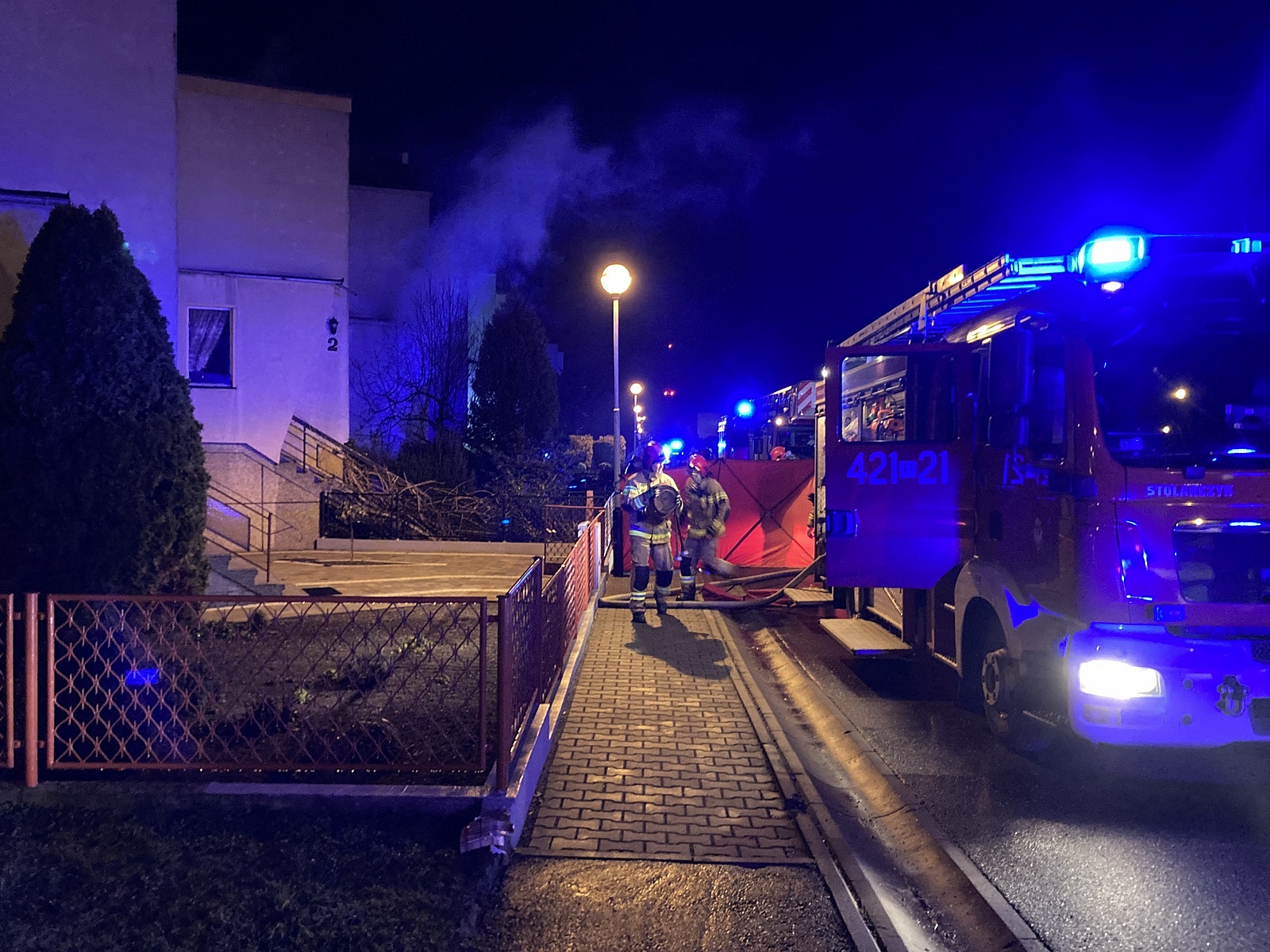 Groźny pożar na ul. Malwowej w Gnieźnie! Jedna osoba w szpitalu!