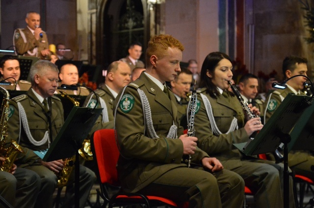Orkiestra Reprezentacyjna Straży Granicznej z Nowego Sącza zagrała kolędy dla gnieźnian