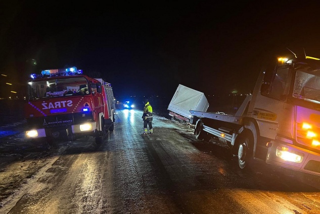 Lód na drodze pokonał ciężarówkę i autolawetę