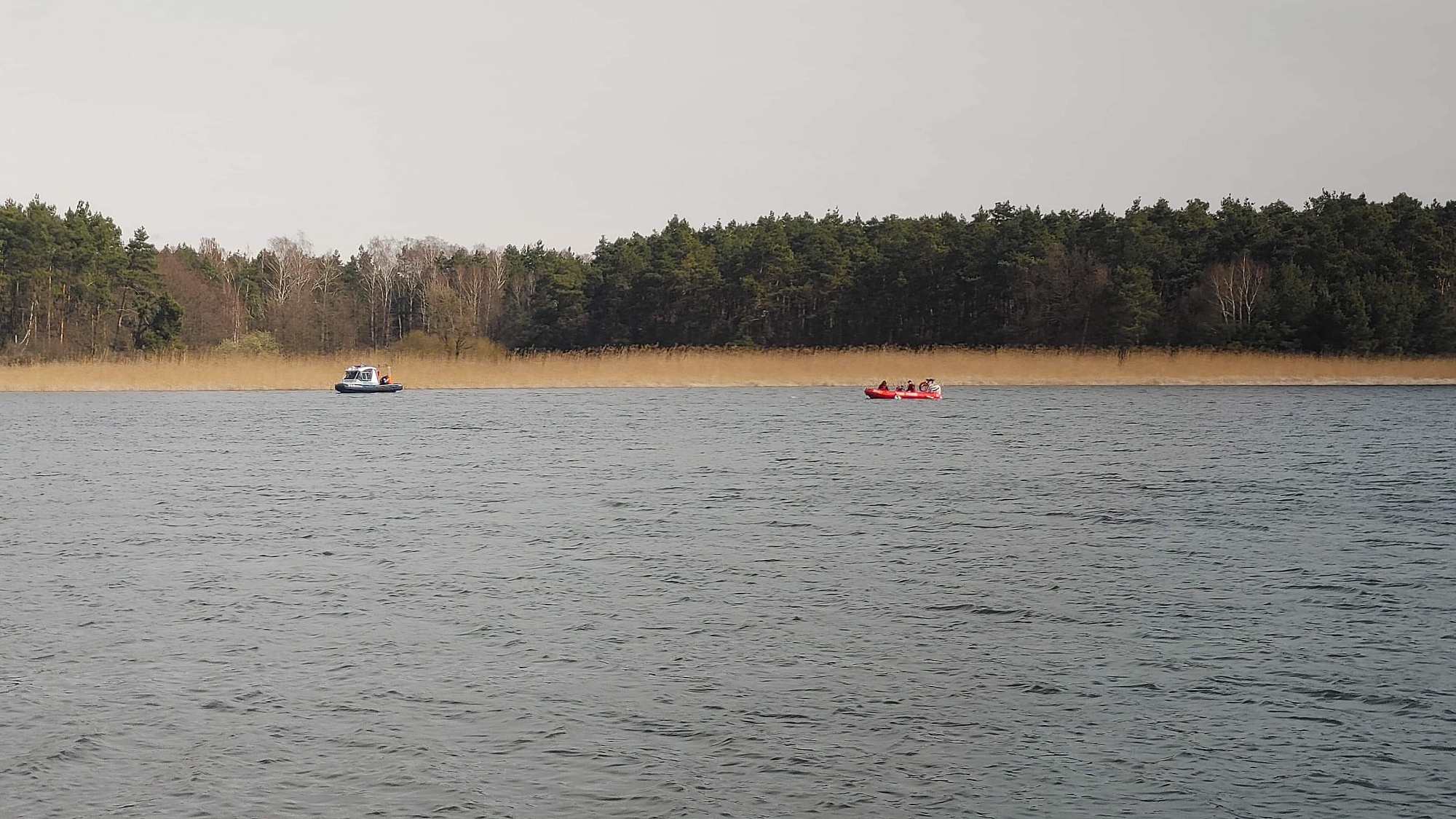 Wyciągnięto awionetkę, która rozbiła się w Jeziorze Kłeckim
