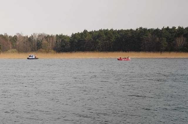 Wyciągnięto awionetkę, która rozbiła się w Jeziorze Kłeckim
