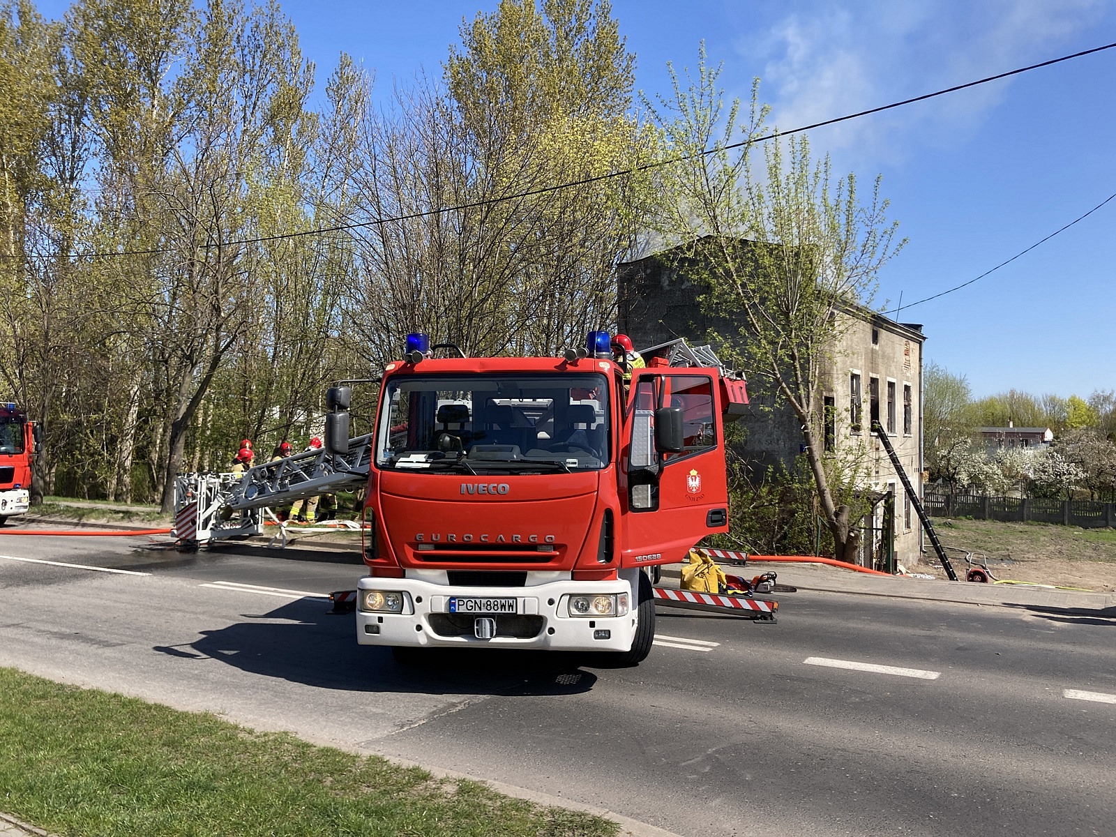 Pożar pustostanu przy ul. Witkowskiej w Gnieźnie! Służby podejrzewają, że doszło do celowego podpalenia