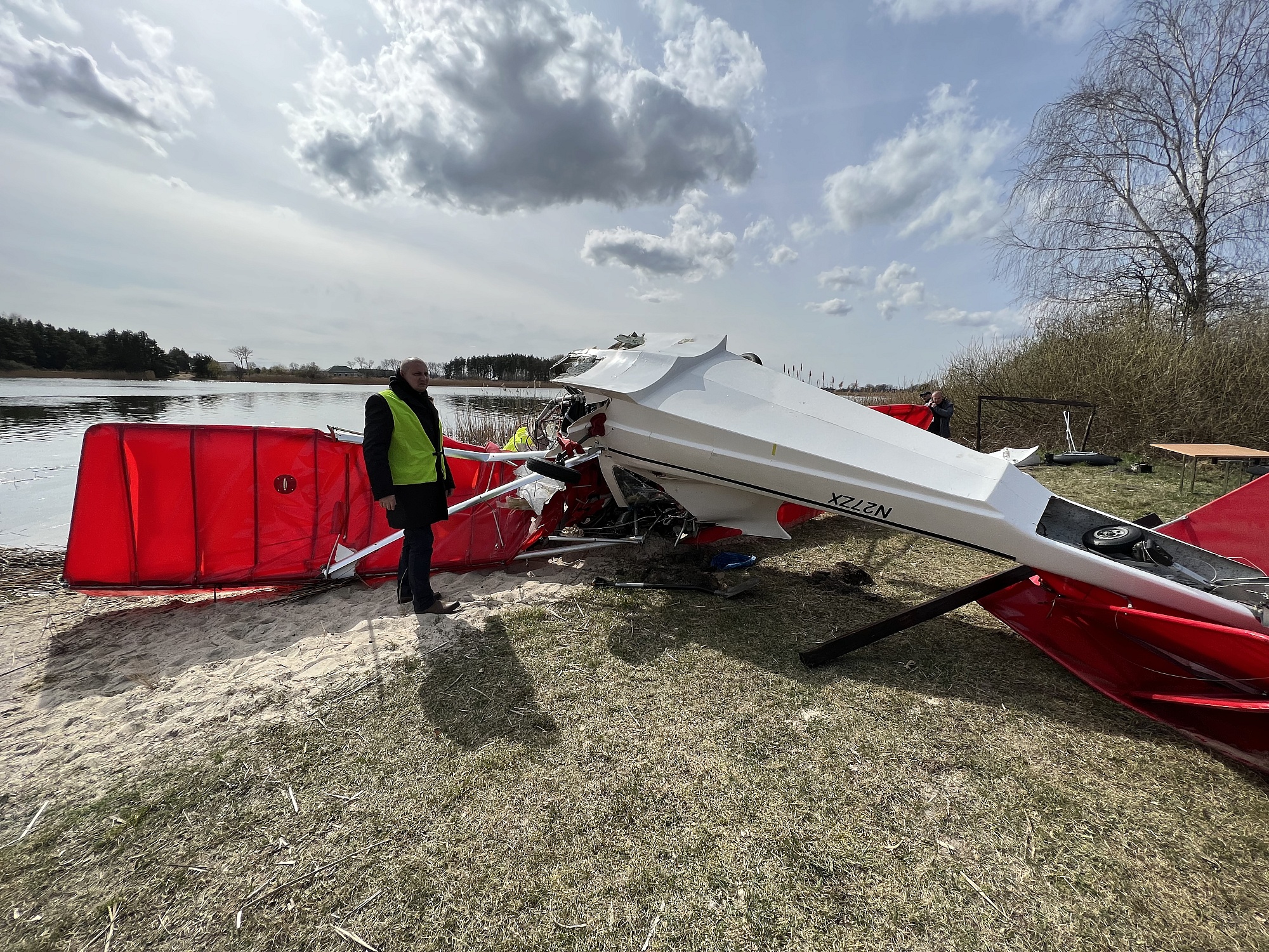 Pilot samolotu, który rozbił się w Kłecku lądował na 13 jeziorach! Czy przyczyną wypadku były warunki atmosferyczne?
