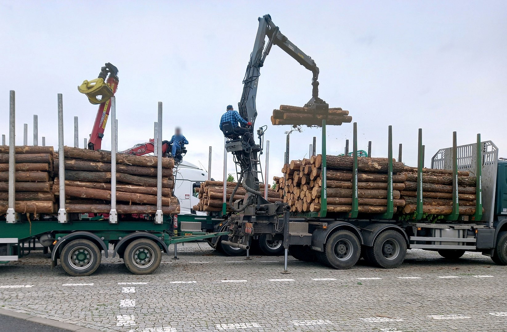 Prawie 65 ton drewna na ciężarówce! Przewoźnik może zapłacić nawet 32 tys. zł kary!